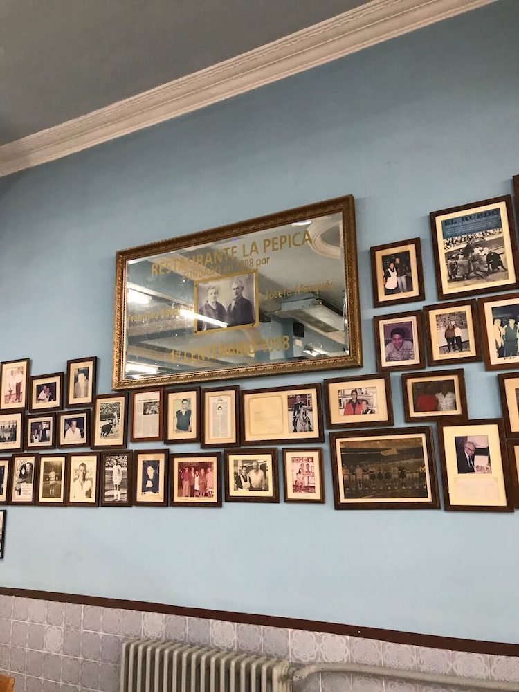 Inside of the famous La Pepica restaurant